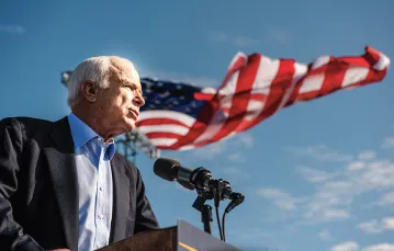 John McCain w czasie swojej kampanii prezydenckiej. Tampa na Florydzie, listopad 2008 r. / ROBYN BECK / AFP/ EAST NEWS