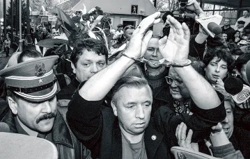 Andrzej Lepper aresztowany po przekroczeniu granicy polsko-czeskiej. Kudowa-Zdrój, 4 kwietnia 2000 r. / ROCHACZ / FORUM