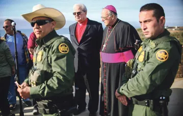 Robert McElroy, arcybiskup San Diego, przed spotkaniem z wiernymi na granicy z Meksykiem. San Ysidro, Kalifornia, grudzień 2016 r. / SANDY HUFFAKER / AFP / EAST NEWS