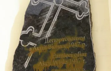 Zbezczeszczona tablica poświęcona ofiarom akcji "Wisła" / fot. Eparchia Wrocławsko-Gdańska Kościoła Greckokatolickiego / 