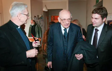 Władysław Bartoszewski w redakcji „Tygodnika Powszechnego”. Po lewej ks. Adam Boniecki, po prawej Marek Zając. 12 lutego 2007 r. / KRZYSZTOF KAROLCZYK / AGENCJA WYBORCZA.PL