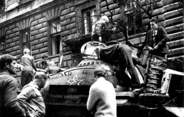 Chłopcy zaglądają do rozbitego czołgu. Praga po inwazji wojsk Układu Warszawskiego, 21.08.1968 r. / fot. ze zbiorów ośrodka KARTA / 