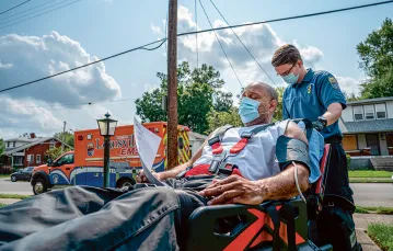 Sanitariusz z Metro Emergency Medical Services w Louisville, Kentucky, transportuje pacjenta chorego na covid, 13 września 2021 r. / JON CHERRY / GETTY IMAGES