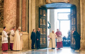 Papież Franciszek i papież emeryt Benedykt XVI podczas ceremonii otwarcia Roku Jubileuszowego, Bazylika św. Piotra w Watykanie, grudzień 2015 r. / ALESSANDRO BIANCHI / REUTERS / FORUM