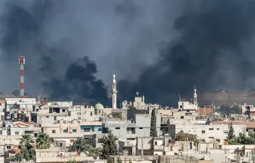 Syryjskie miasto Ras-al-Ajn w dniu rozpoczęcia tureckiej ofensywy – widok z drugiej strony granicy, 9 października 2019 r. / BURAK KARA / GETTY IMAGES