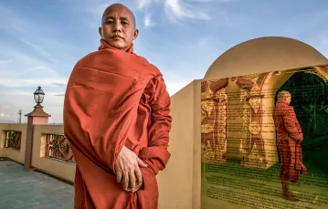Lider buddyjskich nacjonalistów  Ashin Wirathu przed klasztorem Masoeyein, Mandalaj, Birma, czerwiec 2013 r. / PAULA BRONSTEIN / GETTY IMAGES