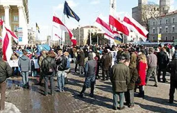 Młodzi demonstranci w Mińsku po „wyborach” w marcu 2006 r.: większość z nich nie należała do żadnej z opozycyjnych partii politycznych / Fot. za: www.lyakh.org (CC) / 