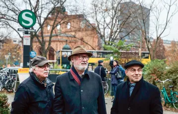Andreas Nachama, Florian Mausbach i Dieter Bingen na placu Askańskim, Berlin, listopad 2017 r. / SEAN GALLUP / GETTY IMAGES