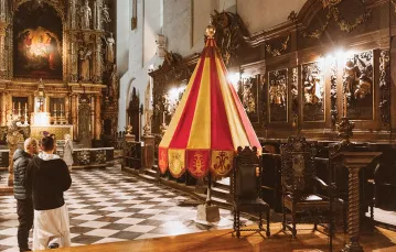 Papieski parasol z 1928 r. odnaleziony w czasie remontu bazyliki św. Mikołaja w Gdańsku. 15 listopada 2021 r. / MARTYNA NIEĆKO / AGENCJA WYBORCZA.PL