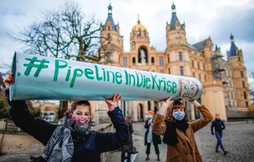 „Ten rurociąg prowadzi prosto do kryzysu” – protest przeciwników Nord Stream 2 przed siedzibą rządu landowego Meklemburgii-Pomorza Przedniego. Schwerin, 22 stycznia 2021 r. / JENS BUTTNER / DPA / AFP / EAST NEWS