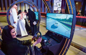Kobiety w Arabii Saudyjskiej mogą już same prowadzić auto; tu jeszcze ćwiczą na symulatorze,   Riad, czerwiec 2018 r. / FAYEZ NURELDINE / AFP / EAST NEWS