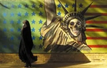 Teheran. Antyamerykańskie graffiti na ścianie dawnej ambasady Stanów Zjednoczonych. Teraz mieści się tu szkoła Islamskiej Republikańskiej Gwardii Rewolucyjnej / 