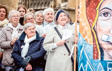 Protest kobiet z ruchu Maria 2.0 przed katedrą w Münster, maj 2019 r. / ANDRE ZELCK / KNA / PAP