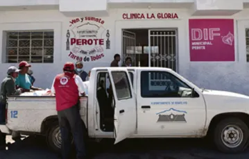 Miasteczko La Gloria: kilkaset jego mieszkańców skarżyło się na dolegliwości dróg oddechowych, niektórzy już od grudnia 2008 r. Meksyk, stan Veracruz, 29 kwietnia 2009 r. /fot. DESRUS BENEDIC TE / SIPA / EAST NEWS / 