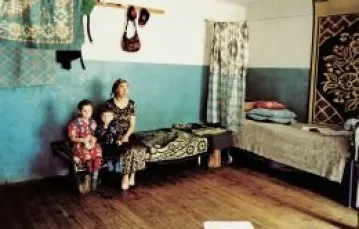 Uchodźcy czeczeńscy w prowizorycznej kwaterze na pograniczu czeczeńsko-gruzińskim, 2004 / 