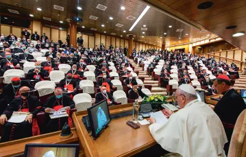 Papież Franciszek przemawia do biskupów w dniu otwarcia synodu. Watykan, 9 października 2021 r. / VATICAN MEDIA / AFP / EAST NEWS