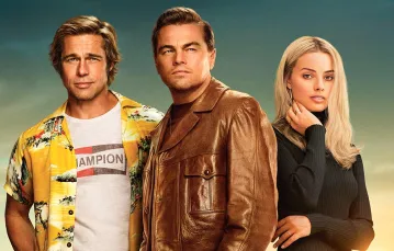 Brad Pitt jako Cliff Booth, Leonardo DiCaprio  jako Rick Dalton i Margot Robbie jako Sharon Tate w filmie „Pewnego razu... w Hollywood”. / UIP