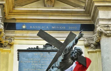 Chrystus z kościoła Świętego Krzyża przepasany flagą z kirem. Warszawa, 16 kwietnia 2010 r. /fot. Filip Błażejowski / Forum / 