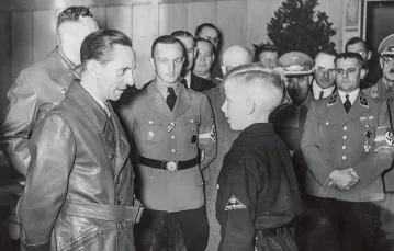 Joseph Goebbels, minister propagandy III Rzeszy, spotyka się z kandydatami na volksdeutschów, Toruń, październik 1942 r. / MAREK TEMPEL / ATLANTIC / NARODOWE ARCHIWUM CYFROWE