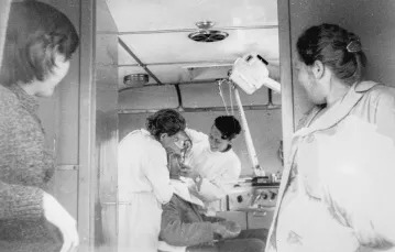 Teresa Radecka-Kozłowska przy pracy w ambulansie. Małdyty, sierpień 1965 r. / ARCHIWUM RODZINNE ALEKSANDRY KOZŁOWSKIEJ