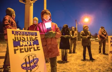 Demonstracja przed więzieniem federalnym w Bloomington przeciwko egzekucji skazanej na karę śmierci Lisy Montgomery. Indiana, USA, 2 stycznia 2021 r. / JEREMY HOGAN / ZUMA PRESS / FORUM