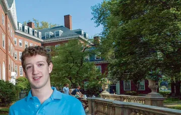 Mark Zuckerberg przed Eliot House na Uniwersytecie Harvarda w Cambridge, Massachusetts, maj 2004 r., trzy miesiące  po uruchomieniu serwisu  „The Facebook”. / RICK FRIEDMAN / PHOTOSHOT / PAP