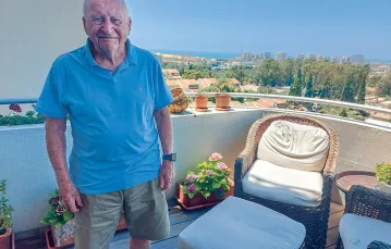 Stanisław Aronson na balkonie swojego mieszkania w Tel Awiwie, lipiec 2021 r. / KAROLINA PRZEWROCKA-ADERET