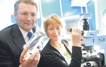 John Fisher (z lewej) z Eileen Ingham, naukowcy z Uniwersytetu Leeds / fot. University of Leeds / 