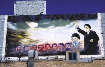 Mural w Teheranie: ajatollahowie Chomeini i Chamenei błogosławią męczenników rewolucji / fot. Krzysztof Puława / 