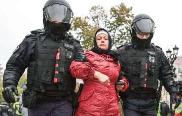 Policja zatrzymuje uczestniczkę protestu przeciwko mobilizacji. Moskwa, wrzesień 2022 r. / AFP / EAST NEWS