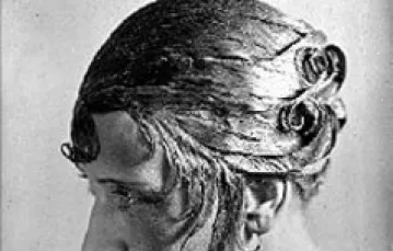 Jedna z fryzur Antoine'a, fot. G. Boisgontier, Muzeum Okręgowe w Sieradzu / 