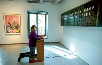 Praca niemieckiego artysty Mario Klingemanna na wystawie „Still Human” w muzeum Espacio Solo, Madryt, 12 listopada 2020 r. / JUAN CARLOS ROJAS