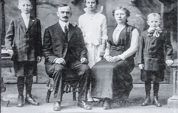 Friedrich (Fred) Trump z żoną Elizabeth i dziećmi. Pierwszy z lewej to Fred junior, przyszły ojciec Donalda. Zdjęcie z ok. 1915 r. / ANCESTRY.COM