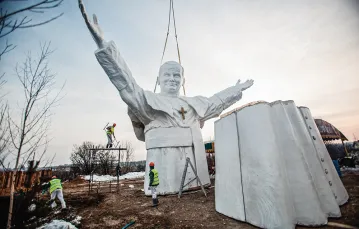 Montaż największego na świecie pomnika Jana Pawła II. Częstochowa, 8 kwietnia 2013 r. / WOJCIECH BARCZYŃSKI / FORUM
