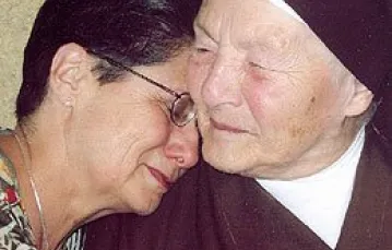 Spotkanie po latach: siostra Klara z Ewą, którą uratowała podczas wojny / 