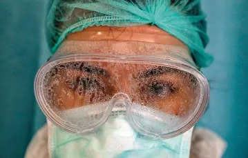 Dilara Fahrioglu, pielęgniarka z oddziału intensywnej terapii w szpitalu Medicana,  Stambuł, 14 kwietnia 2020 r. / UMIT BEKTAS / REUTERS / FORUM