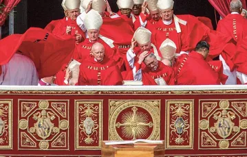 Na pogrzebie Jana Pawła II, w pierwszym rzędzie po lewej kard. Theodore McCarrick. Watykan, 8 kwietnia 2005 r.,  / CHRISTOPHER FURLONG / GETTY IMAGES