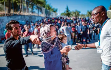 Migranci w obozie Moria podczas przygotowania do wyjazdu do Grecji kontynentalnej, Lesbos, wrzesień 2019 r. / 