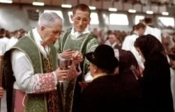 Abp Marcel Lefebvre, założyciek Bractwa św. Piusa X, udziela Komunii podczas Mszy św. trydenckiej / 