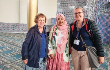 Na zdjęciu (po prawej) podczas spotkania z liderkami dialogu w meczecie w Lund. Od lewej: Deborah Weissman (Izrael) i Liyana Asmara (Singapur). Szwecja, lipiec 2019 r. / ARCHIWUM PRYWATNE