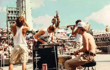 Na ulicach stolicy Korei Północnej zagrały kapele z całego świata. Festiwal Młodzieży i Studentów, Pjongjang, 1989 r. / TOBIAS KJELLSTRÖM