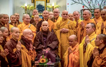 Buddyjski mnich i mistrz zen Thích Nhât Hanh (w środku, na wózku inwalidzkim) podczas uroczystości rozpoczęcia Nowego Roku Księżycowego w świątyni Tù Hiêu, Hue, Wietnam, 25 stycznia 2020 r. / LINH PHAM / GETTY IMAGES
