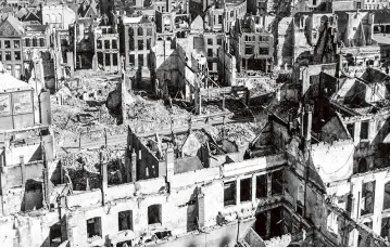 Ruiny zniszczonego przez Niemców i wysiedlonego miasta Arnhem i słynny most na Renie, koniec września 1944 r. / MEDIADRUMIMAGES / ANTHONYTUCKER-JO / EAST NEWS
