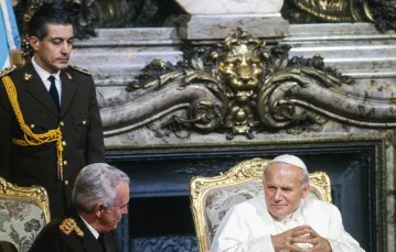 Generał i prezydent Leopoldo Galtieri – jeden z następców gen. Videli – przyjmuje Jana Pawła II w Buenos Aires w czerwcu 1982 r. Gdy junta upadła, Galtieri i Videla zostali osądzeni i skazani na więzienie. / FRANÇOIS LOCHON / GETTY IMAGES