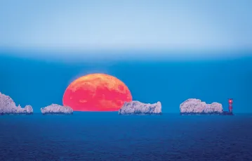 Wschód księżyca przy wyspie Wight, 13 lipca 2022 r. / / GRAHAM WIFFEN / EAST NEWS
