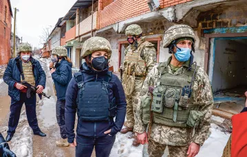 Minister spraw zagranicznych Niemiec Annalena Baerbock w zniszczonym miasteczku Szyrokino na linii frontu w Donbasie, 8 lutego 2022 r. / THOMAS KOEHLER / GETTY IMAGES