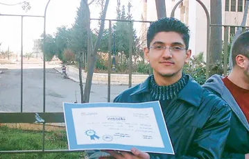Ahmad z dyplomem ukończenia pierwszego roku studiów inżynierii komputerowej,  na trzy lata przed zatrzymaniem, Damaszek, luty 2004 r. / ARCHIWUM PRYWATNE