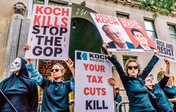 Protest przeciwko finansowaniu Republikanów przez Davida Kocha, Nowy Jork, 2017 r. / PACIFIC PRESS AGENCY / ALAMY STOCK PHOTO / BEW