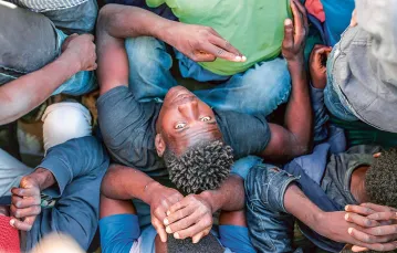 Afrykańscy imigranci transportowani do obozu w Sabracie, Libia, październik 2017 r. / HANI AMARA / REUTERS / FORUM