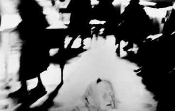 Fotografia bez tytułu z serii „Gdy śmierć przyjdzie, będzie miała twoje oczy” Mario Giacomelliego. Włochy, 1962 r. /fot. Brooklyn Museum / Corbis / 